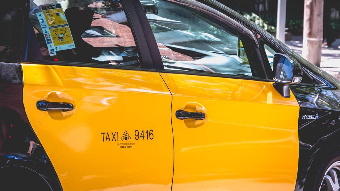taxi amarillo negro